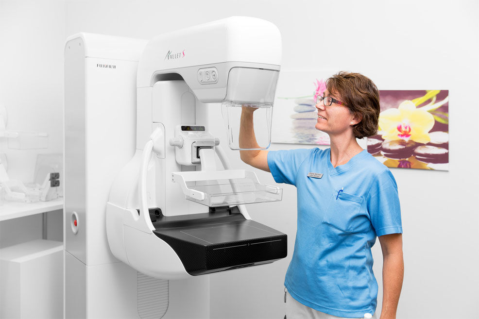 Im September 2015 konnte in der Radiologie-Abteilung das bestehende Mammographiegerät durch ein neues, nun volldigitales Gerät ersetzt werden.  Dank des hochmodernen digitalen Bilddetektors wird eine noch höhere Gewebeauflösung mit geringerer Dosisbelastung erreicht. Die detailgenaue und kontrastreiche Darstellung der Brust ermöglicht eine präzisere Diagnostik und bietet optimale Unterstützung für die Früherkennung von Brustkrebs. Diesbezüglich besteht eine enge Zusammenarbeit mit der gynäkologischen Fachabteilung im Haus sowie auch mit der radiologischen Brustdiagnostik des Luzerner Kantonsspitals.  Brigitta Wallimann, Leitende MTRA: Das neue Gerät und die ansprechende Raumgestaltung sorgen für eine entspannte Untersuchungsatmosphäre.