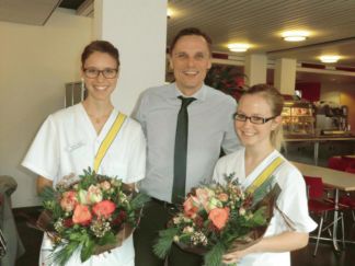 Spitaldirektor Daniel Lüscher mit Ramona Spichtig (rechts) und Silvana Walker